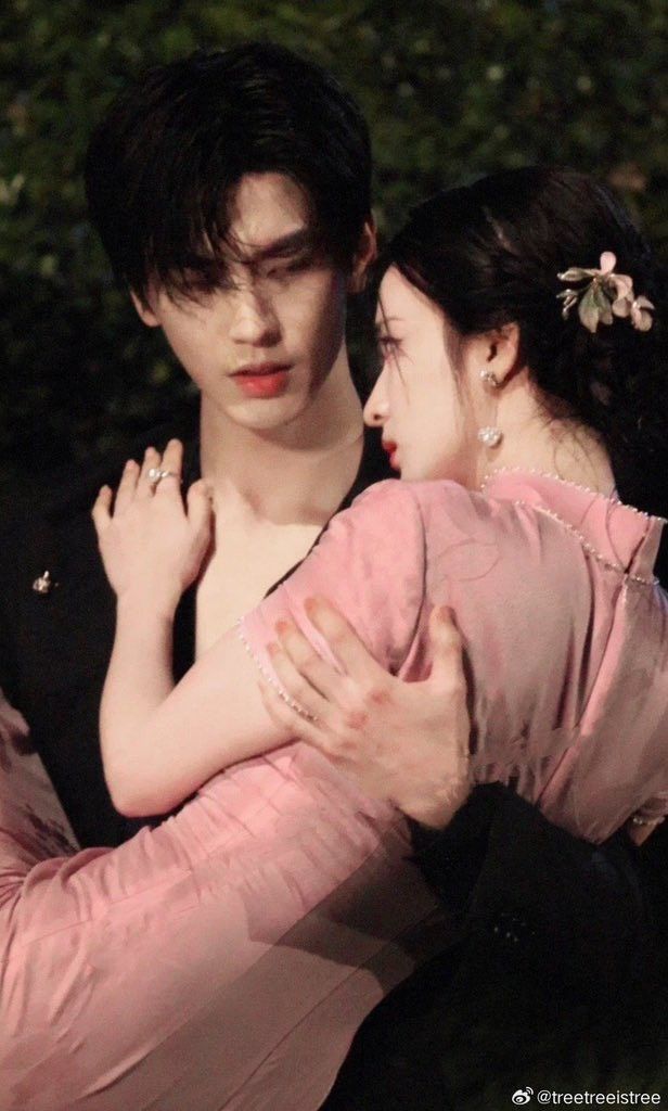 Ôm Em Giữa Mây Lửa